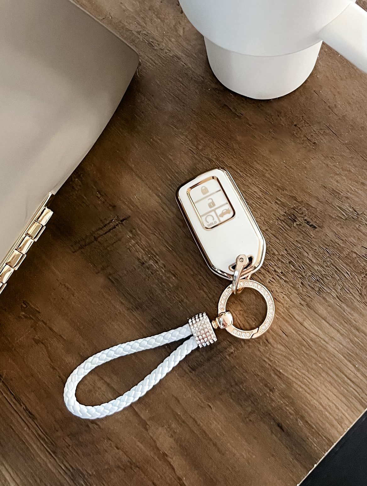 8 Car Essentials Every Millennial Woman Should Keep in Her Car